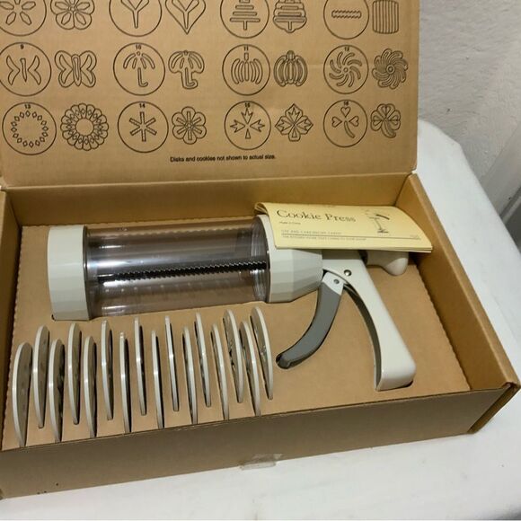 The Pampered Chef 1525 Cookie Press with 16 Discs - White - Picture 4 of 4